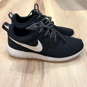 Nike Roshes Black and White size 7.5